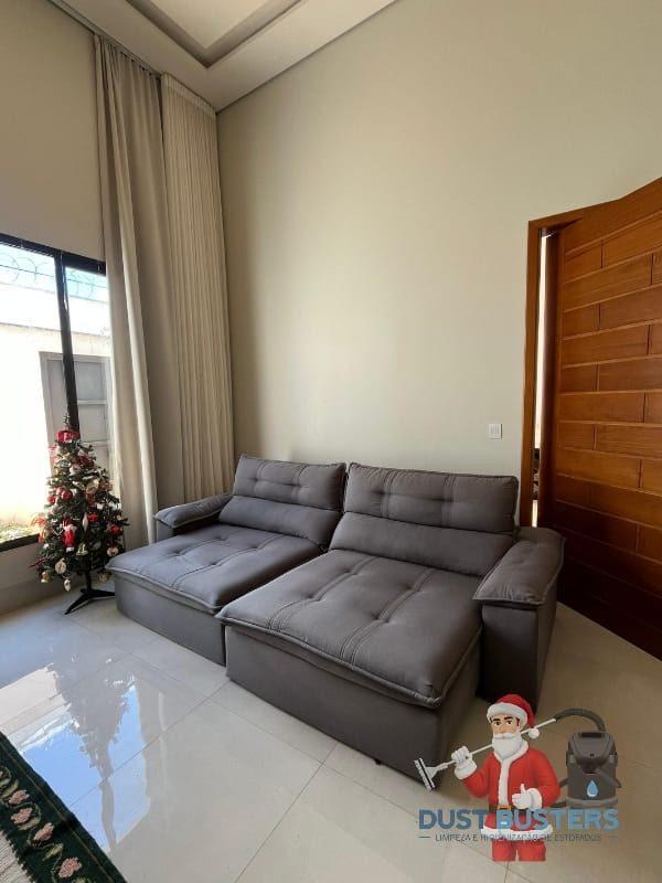 Sofá impermeabilizado em ambiente montado